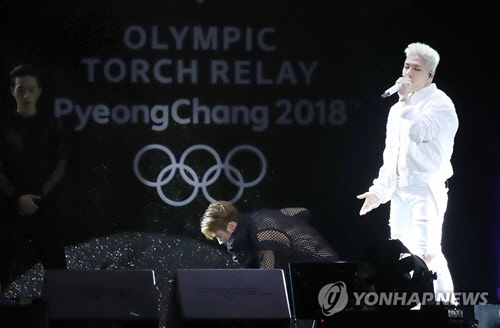 가수 태양이 지난 11월 1일 오후 인천시 연수구 송도 달빛축제공원에서 열린 '2018 평창동계올림픽 성화봉송 축하행사'에서 공연을 하고 있다. <연합뉴스>